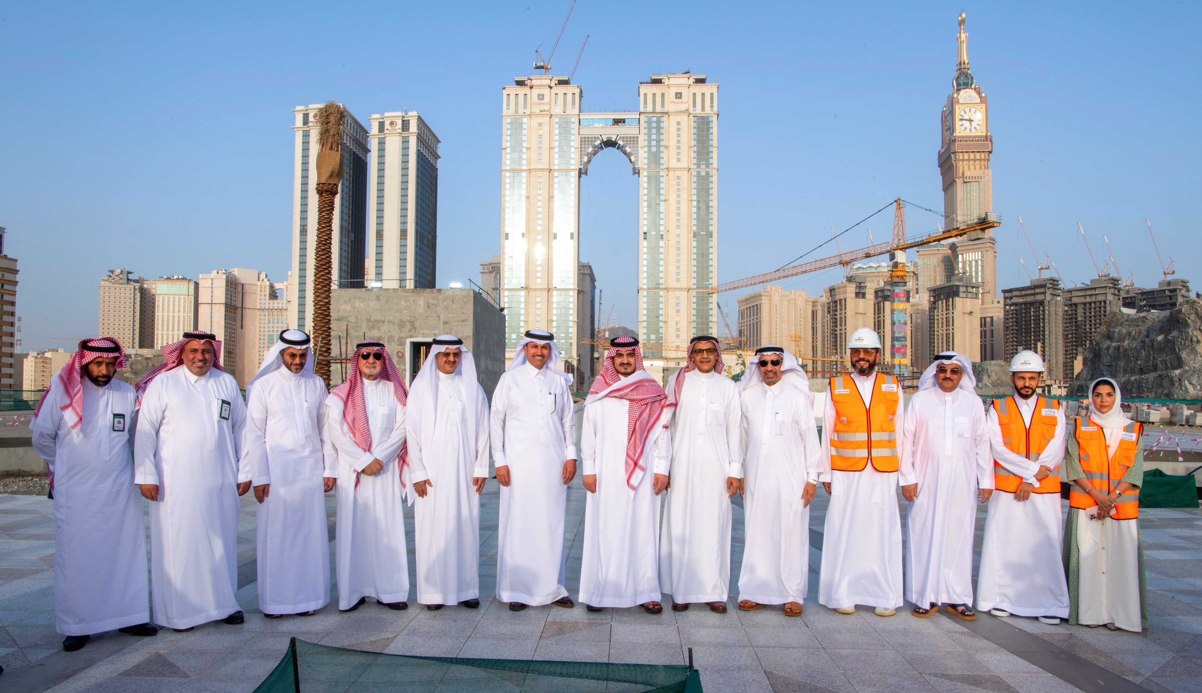 بالصور.. نائب أمير مكة يفتتح طريق الملك عبدالعزيز المؤقت

