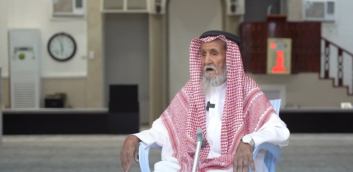 العم علي الغامدي.. قصة صوت ندي يصدح بالأذان منذ 70 عامًا 
