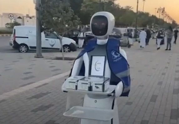 شاهد.. روبوت آلي يشارك المتطوعين في تقديم وجبات الإفطار بالرياض 