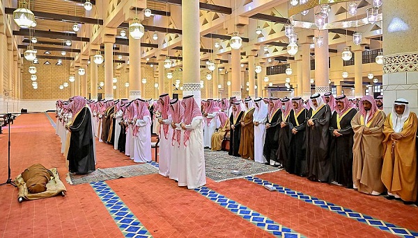 أمير الرياض يؤدي صلاة الميت على الأمير عبدالرحمن بن عبدالله بن عبدالرحمن آل سعود