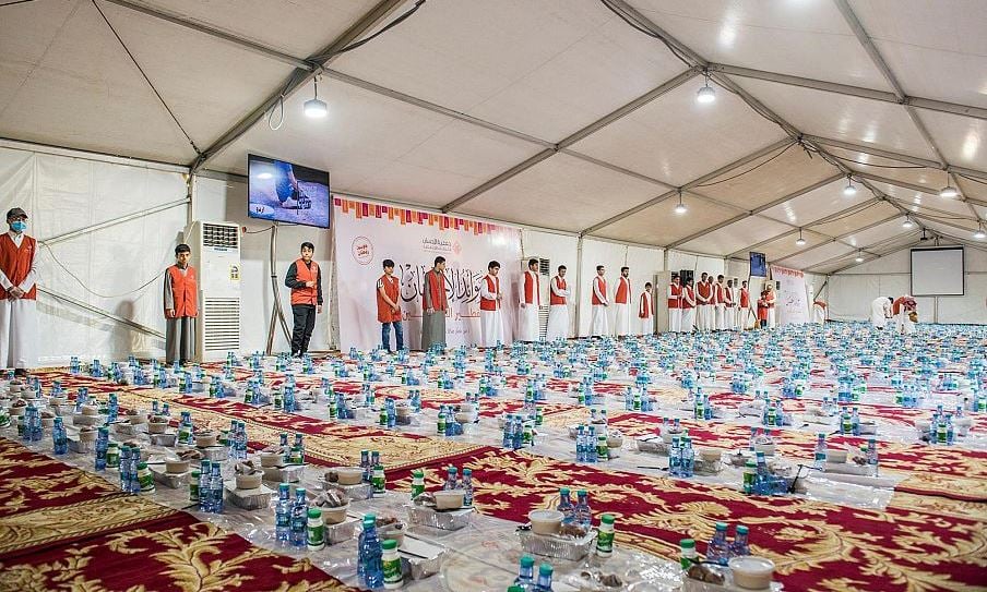 بالصور.. موائد الإحسان لتفطير الصائمين ببريدة تقدِّم وجبات في 3 مواقع
