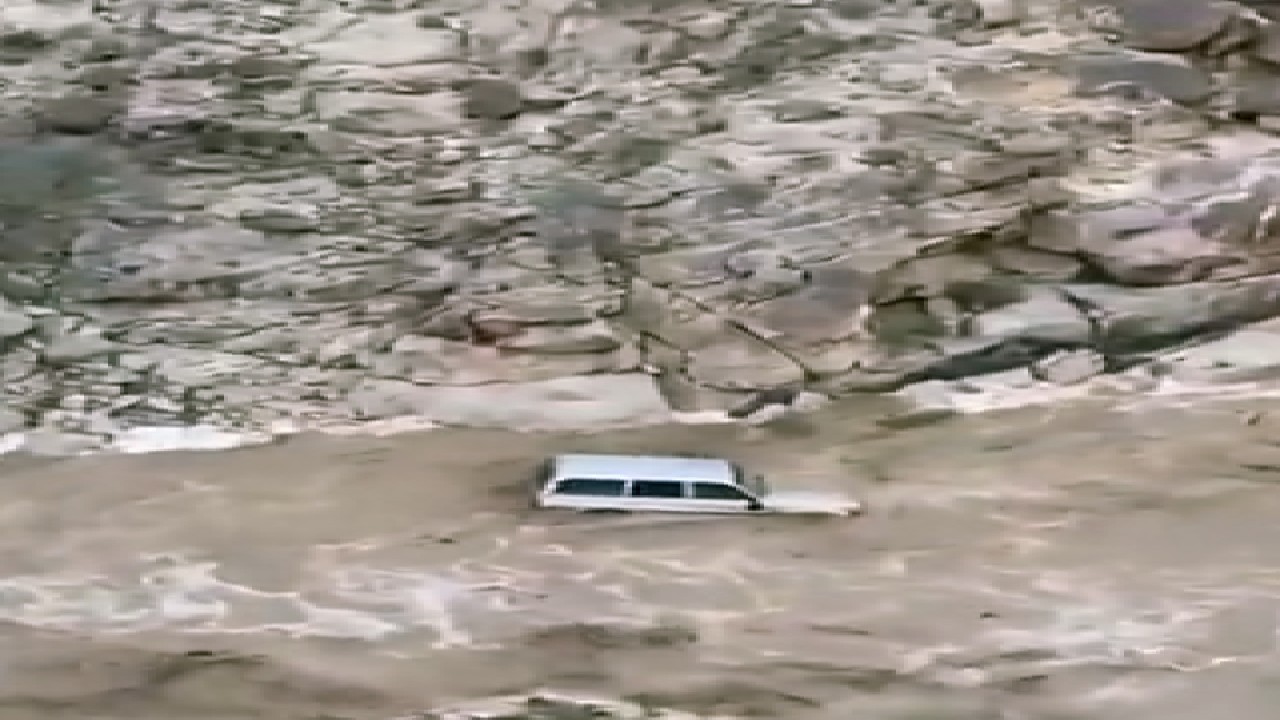 فيديو متداول لسيارة تجرفها السيول في وادي حوران غرب بيشة 

