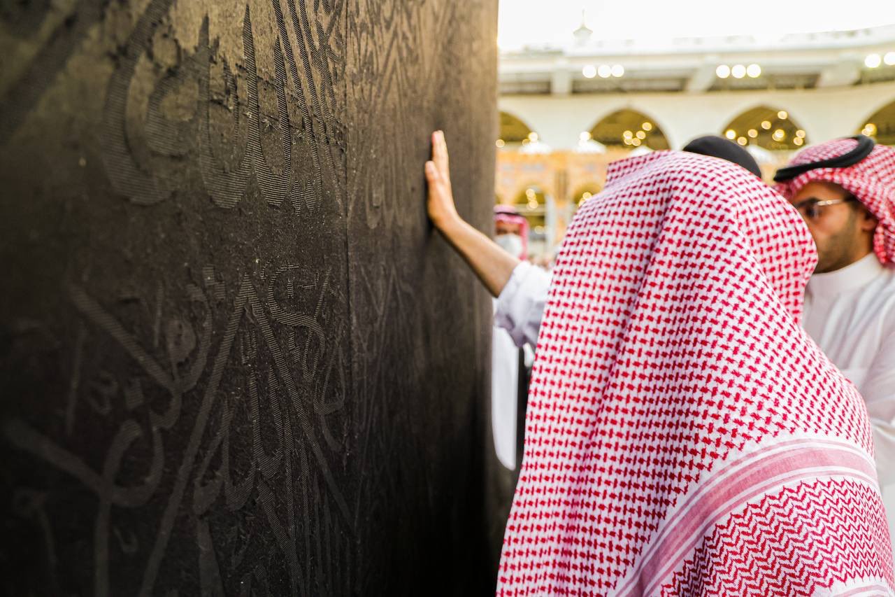 تطيب الحجر الأسود والكعبة المشرفة