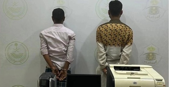 القبض على مقيمين لتزويرهما رخص الإقامة والقيادة والمتاجرة بها في الرياض