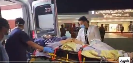 بالفيديو.. فرق طبية سعودية تسعف مصابي ركاب الطائرة الإندونيسية القادمة من السودان