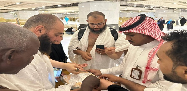 منسوبو «شؤون الحرمين» يوزعون الحلوى على زوار وقاصدي المسجد الحرام احتفالاً بالعيد