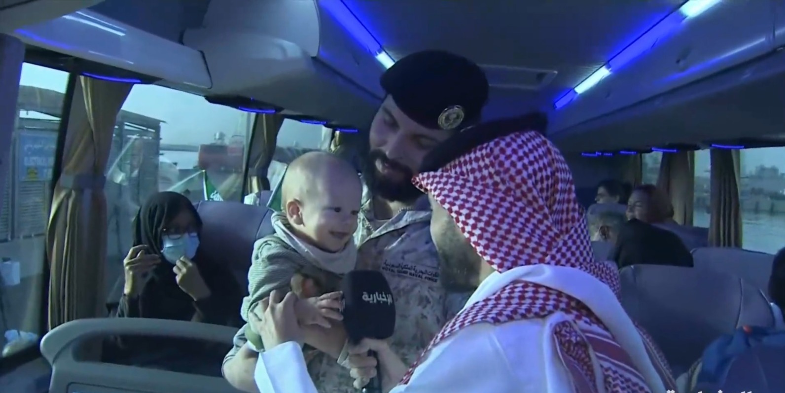 عناق حار وبراءة الأطفال.. مشاهد تأسر القلوب خلال وصول رعايا الدول إلى المملكة قادمين من السودان (فيديو)

