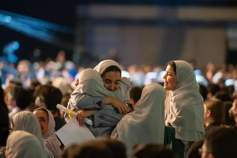 فرحة غامرة للطلبة السعوديين المشاركين في «آيسف 2023» بعد فوز زميلتهم بالجائزة (فيديو)
