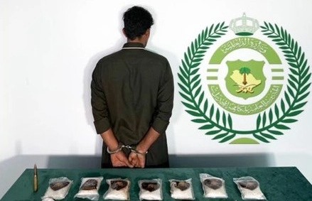 القبض على مواطن لترويجه 13721 قرصًا من مادة الإمفيتامين المخدر في تبوك