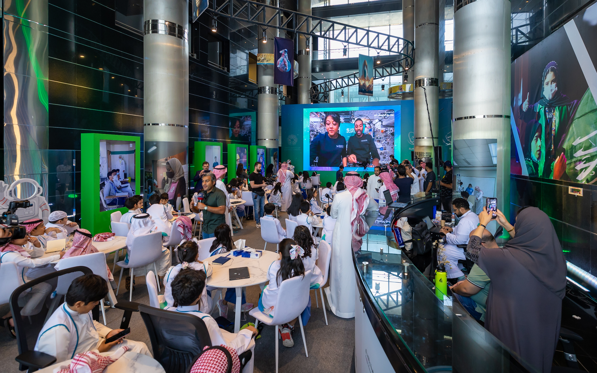 طلاب وطالبات «تعليم الرياض» يشاركون في تجارب علمية مع رائدي الفضاء السعوديين