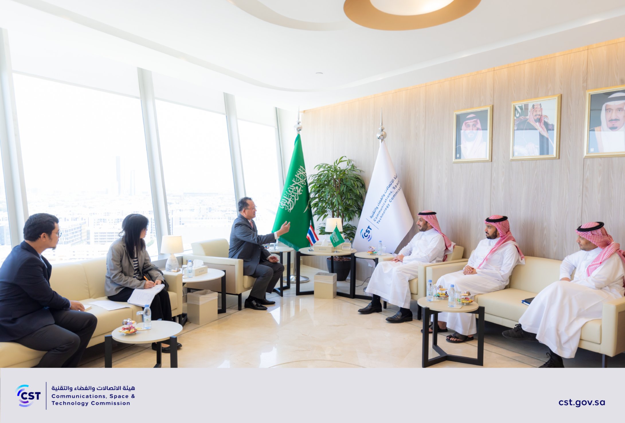 محافظ هيئة الاتصالات يلتقي السفير التايلاندي لبحث الموضوعات ذات الاهتمام المشترك