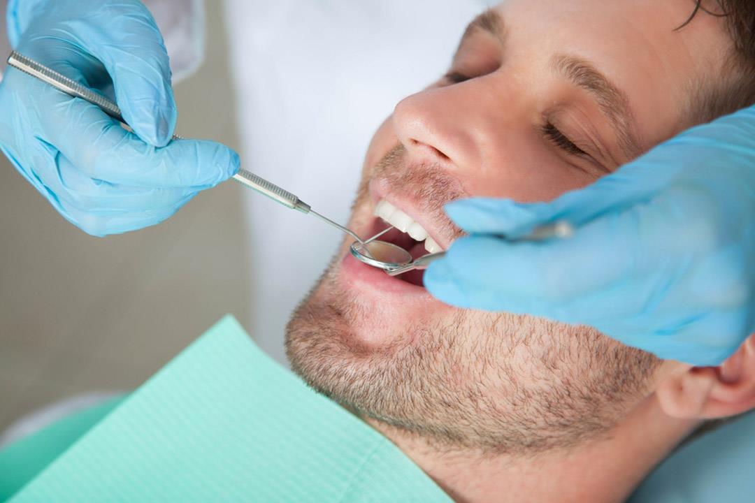 4 علامات تستدعي الذهاب إلى طبيب الأسنان