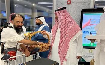 استقبلوهم بماء زمزم وورود.. وصول الفوج الأول من حجاج جنوب إفريقيا