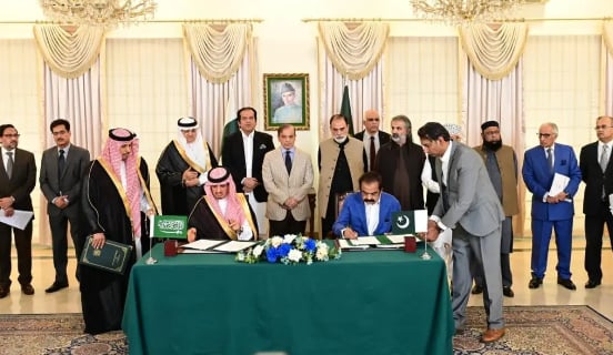 رئيس وزراء باكستان يستقبل نائب وزير الداخلية ويوقعان اتفاقية تعاون