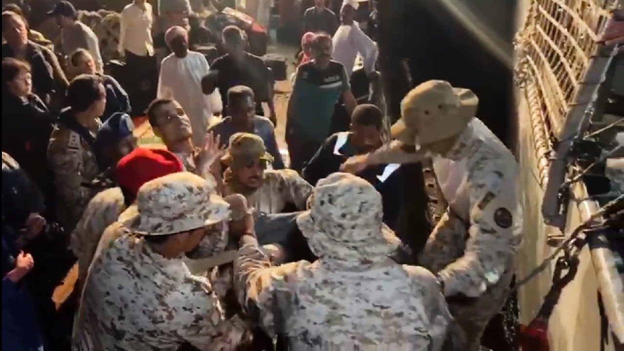 مقطع يوثّق موقفًا إنسانيًا لقوات البحرية السعودية خلال عملية الإجلاء من ميناء بورتسودان

