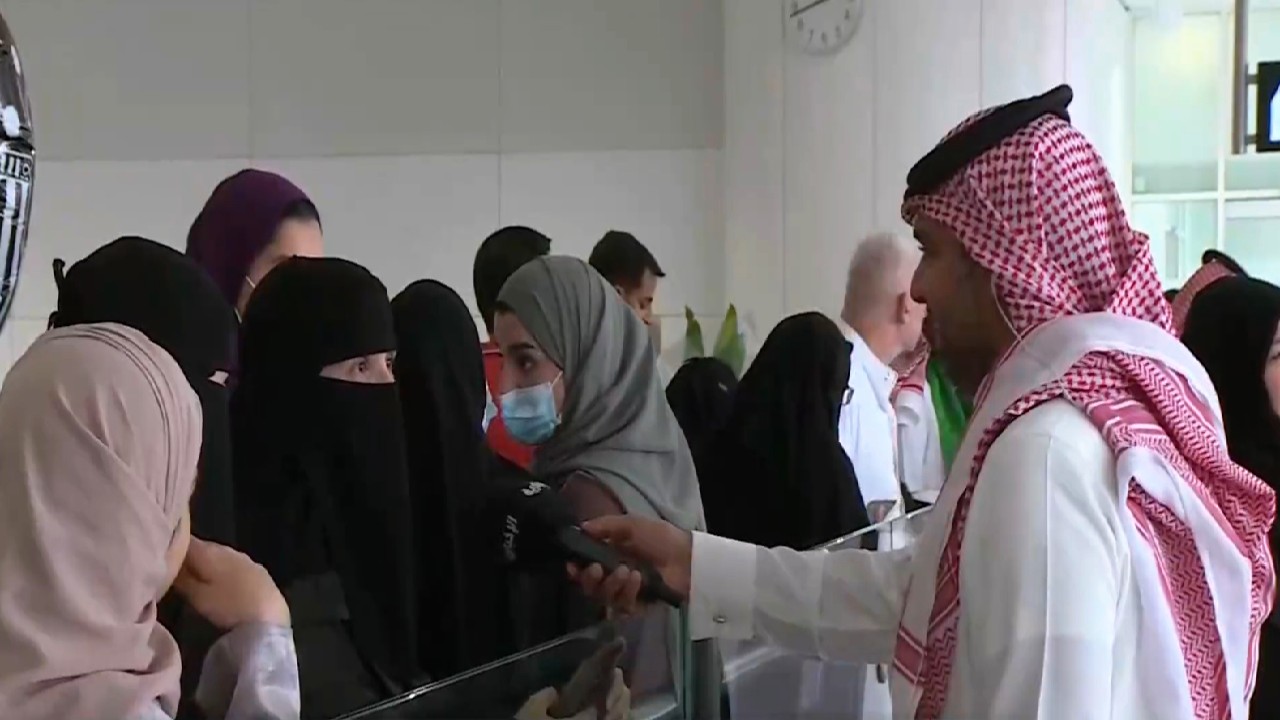 والدة صاحب المركز الأول في «آيسف» تستقبله بكلمات مؤثرة 