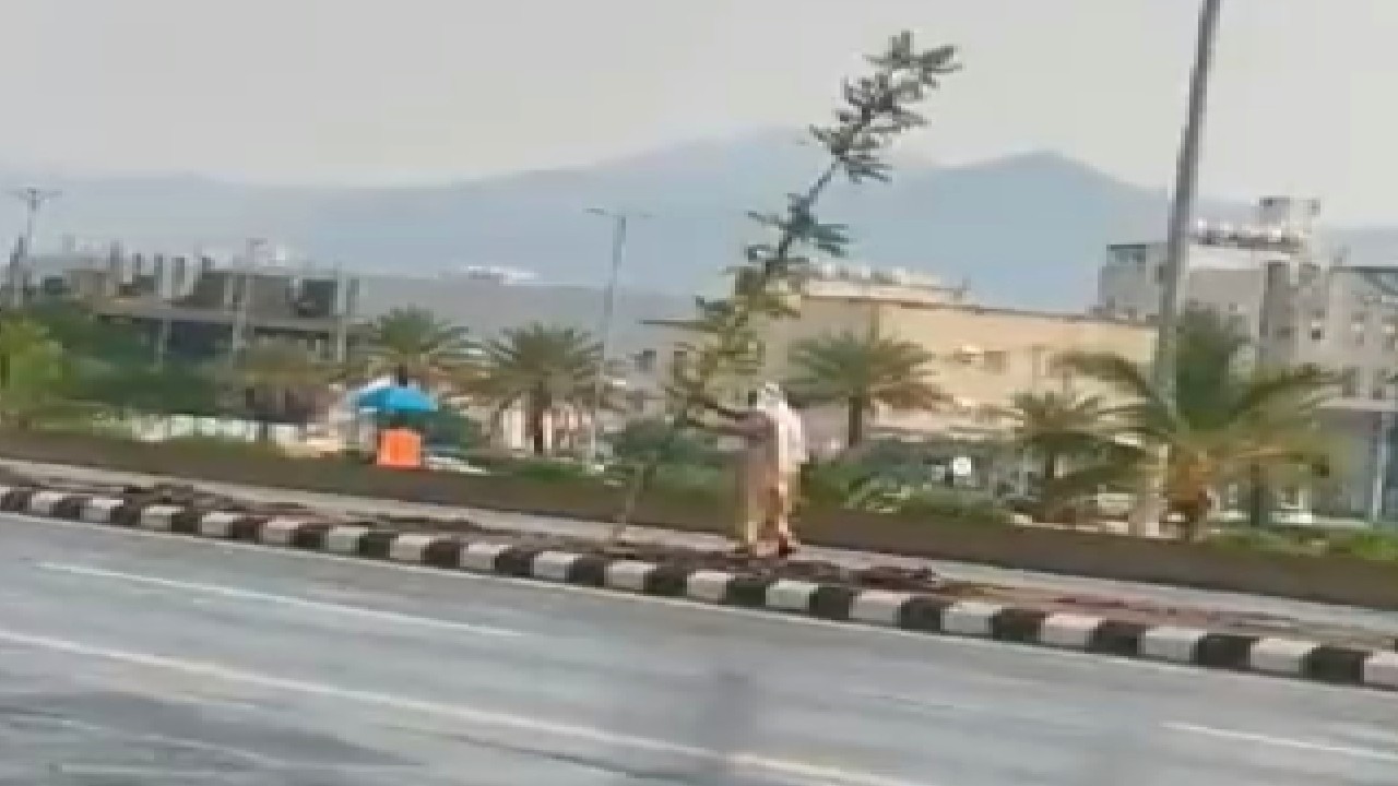 بالفيديو.. مواطن يقوم بتثبيت شجرة سقطت بسبب الرياح والأمطار في محايل عسير 