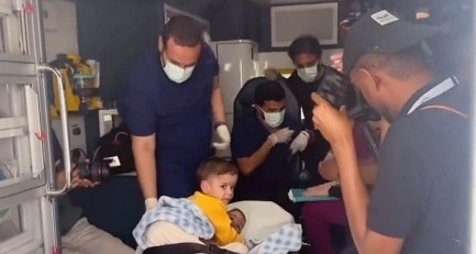 بالفيديو.. وصول التوأم السيامي السوري «إحسان» و«بسام» إلى الرياض