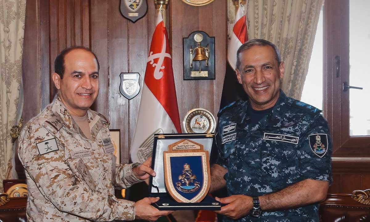 قائد القوات البحرية يلتقي نظيره المصري لمناقشة مجالات التعاون المشترك


