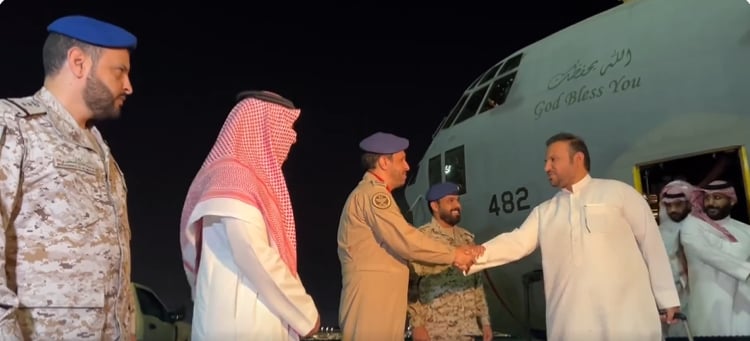 وصول 7 دبلوماسيين سعوديين و15 سودانيًا و7 أيرلنديين إلى جدة
