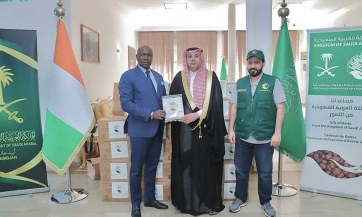 «سلمان للإغاثة» يُسلّم 50 طنًا من التمور هدية لجمهورية كوت ديفوار