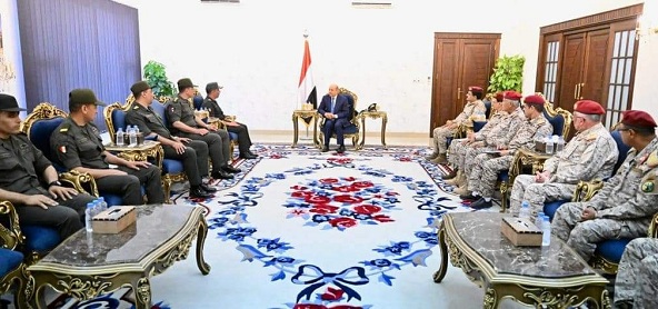العليمي يستقبل وفدًا عسكريًا مصريًا رفيع المستوى في عدن