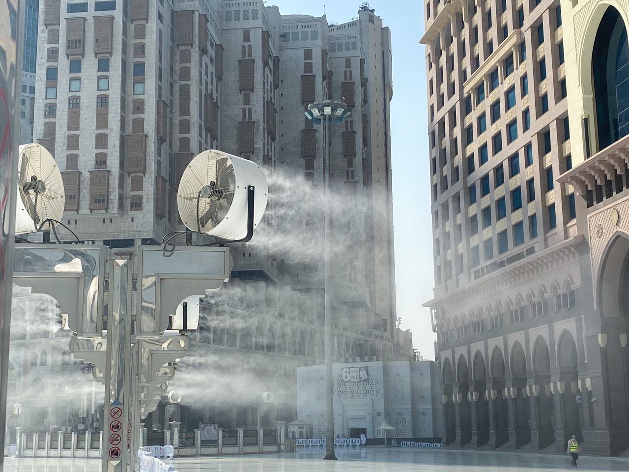 توفير 242 مروحة رذاذ لتلطيف أجواء ساحات المسجد الحرام