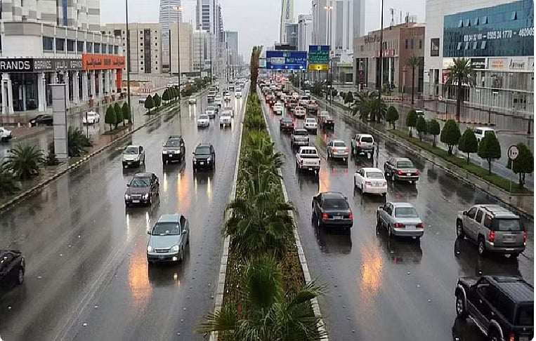 «الحصيني»: أمطار متفاوتة على عدة مناطق حتى صباح الإثنين 

