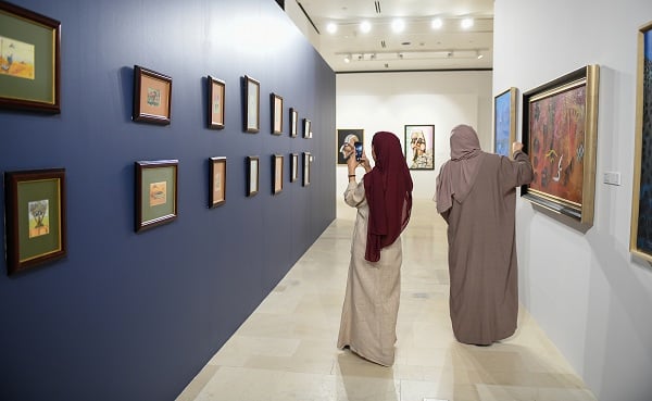 معرض البدر في «إثراء» ينقل زوّاره إلى بوابة عوالم الفنّ