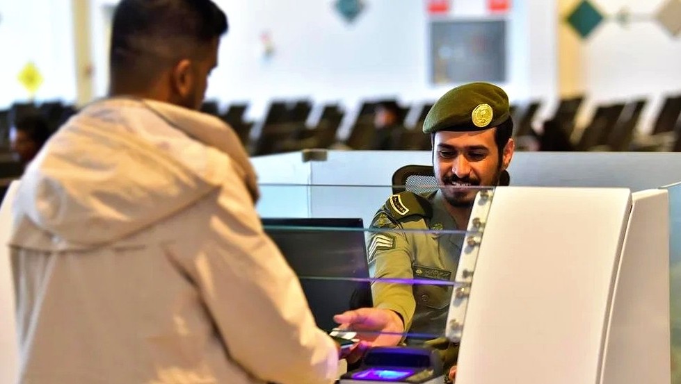 من تاريخ السفر أم الإصدار؟ الجوازات توضح متى يبدأ حساب تأشيرة الخروج والعودة