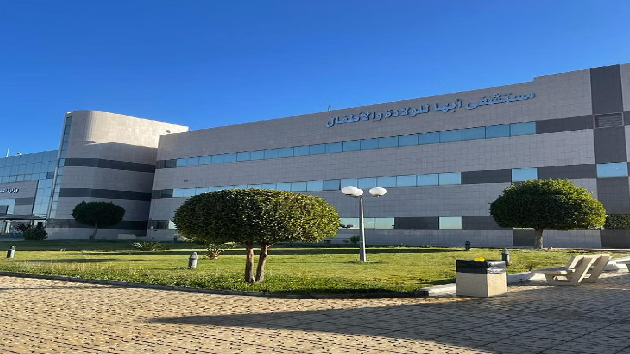 نجاح إعادة ترميم للفك السفلي كاملاً لطفل بمستشفى أبها للولادة