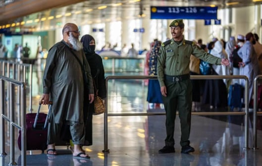 جوازات مطار الأمير محمد بن عبدالعزيز الدولي تستقبل الحجاج من باكستان