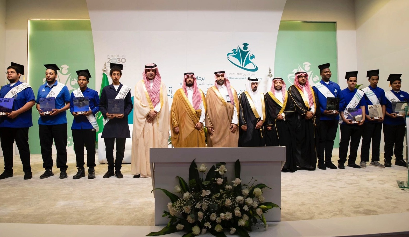 محافظ الخرج يرعى تخريج 1200 متدرب ومتدربة في الكلية التقنية 
