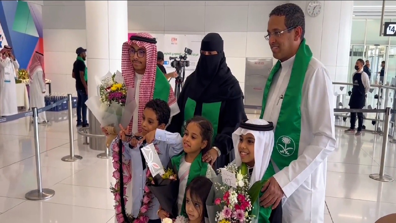 أهالي أبطال المملكة في «آيسف 2023» ينتظرون وصول ذويهم في مطار الملك خالد  