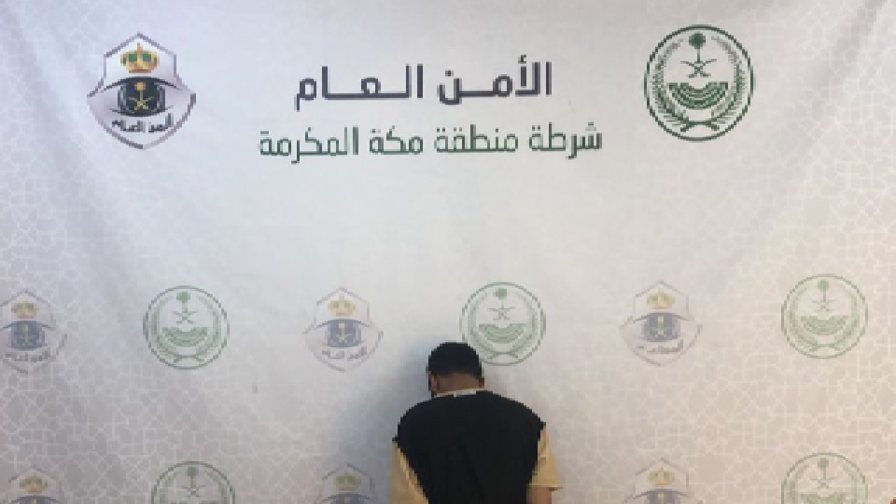 القبض على شخص سرق مركبة بوضع التشغيل بداخلها طفل وامرأة بمكة