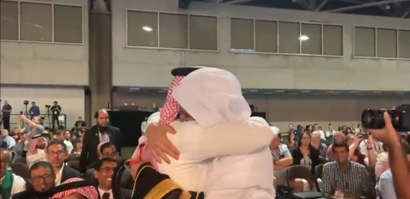 قَبّل رأس المشرف.. فرحة عارمة للطالب «يزن الفليح» عقب تحقيقه المركز الرابع في «آيسف 2023»