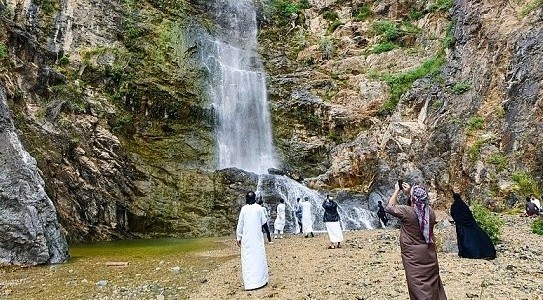 شلال الشراشير.. جمال الطبيعة ووجهة السائح في الباحة