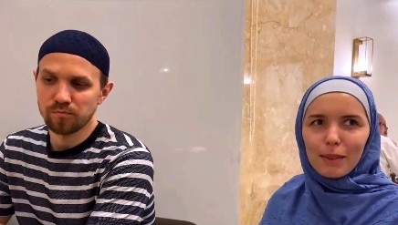 علي وفريدة.. زوجان روسيان يحققان أمنيتيهما بزيارة مكة وأداء الحج