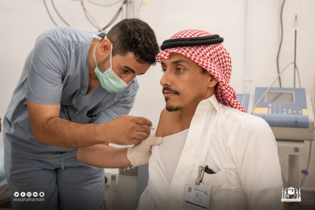 تطعيم منسوبي الرئاسة والعاملين بالمسجد الحرام استعدادًا لموسم الحج