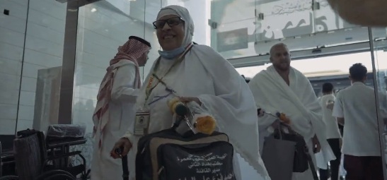 بالفيديو.. وصول الفوج الأول للحجاج العرب من الجزائر والعراق