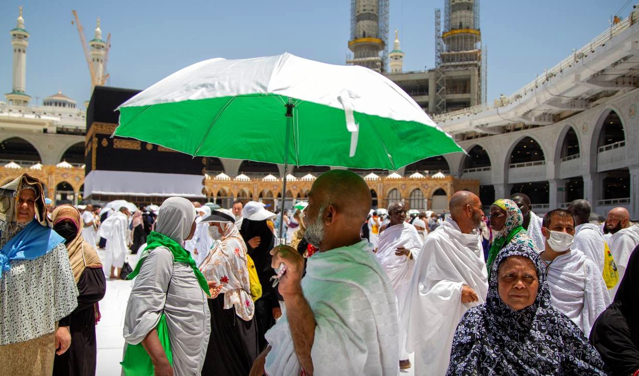 «شؤون الحرمين» توزِّع المظلات الشمسية على الحجاج في صحن المطاف
