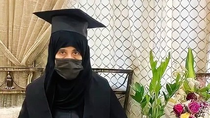 في الـ70 من عمرها.. مسنة سعودية تحصل على درجة البكالوريوس مع مرتبة الشرف