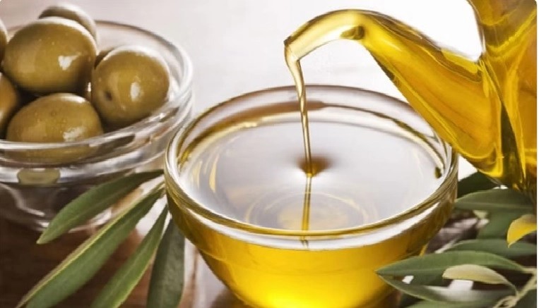 هل يعمل زيت الزيتون على خفض الكلسترول الضار؟.. استشاري قلب يجيب