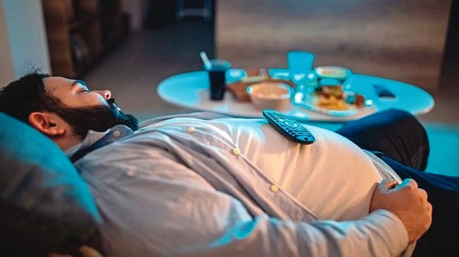 مختص: النوم بعد تناول الطعام مباشرة يؤثر على الجهاز الهضمي ويسبب السمنة
