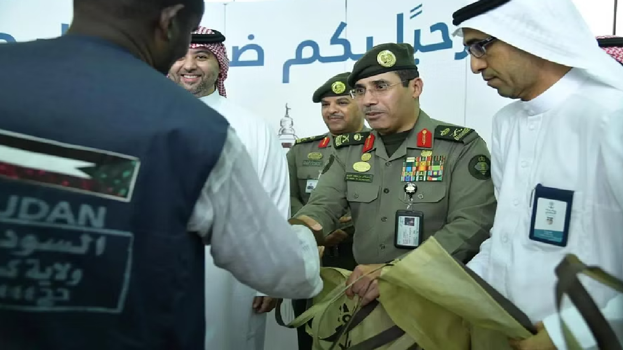 قائد قوات الجوازات للحج يقف على إنهاء إجراءات الحجاج القادمين عبر ميناء جدة
