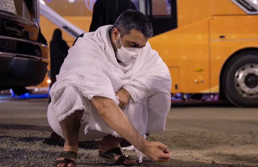 ضيوف الرحمن يجمعون الحصى بمزدلفة استعدادًا لرمي الجمرات
