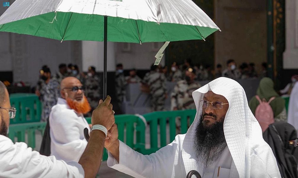 توزيع 12 ألف مظلة و3 آلاف سجادة على قاصدي المسجد الحرام