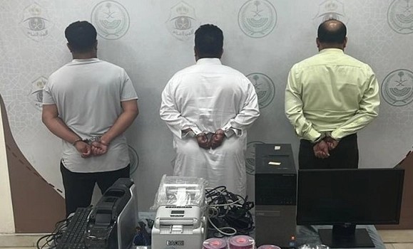 بالفيديو.. القبض على 3 مقيمين لترويجهم حملات حج وهمية في العاصمة المقدسة 