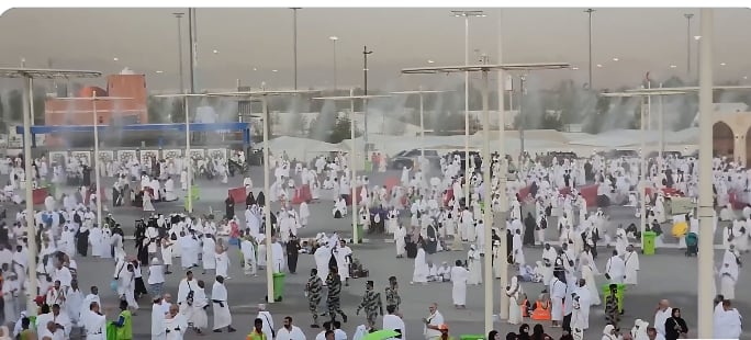 بالفيديو.. رذاذ الماء البارد يلطف الأجواء على ضيوف الرحمن في ساحات عرفات