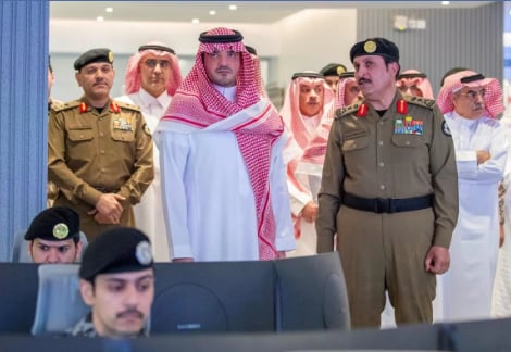 وزير الداخلية يقف على سير العمل في مركز القيادة والسيطرة لأمن الحج 